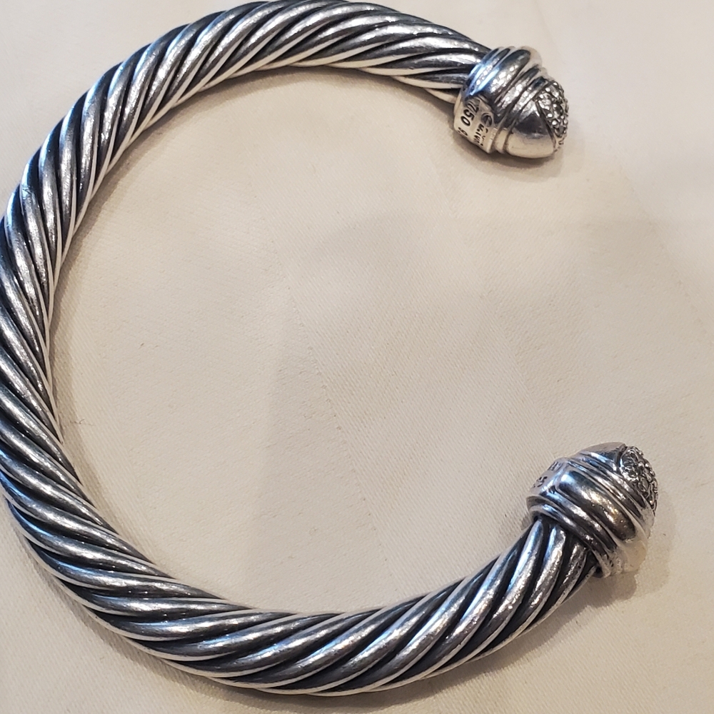 AUTHENTIC David Yurman Pave Bracelet 7mm.os Beautiful bracelet my wrist is 6.5